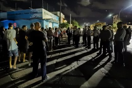 Varias personas se manifiestan exigiendo regrese la electricidad y comida, durante la noche del 30 de septiembre del 2022, hoy, en La Habana (Cuba). EFE/ Yander Zamora MÁXIMA CALIDAD DISPONIBLE