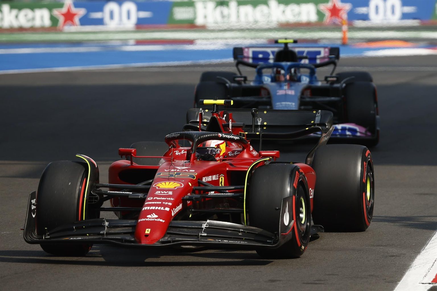El español Carlos Sainz, de Ferrari, corre durante la clasificación hoy, para el Gran Premio de Fórmula Uno de Ciudad de México en el Autódromo Hermanos Rodríguez en Ciudad de México (México). EFE/José Méndez