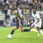 Denis Bouanga (i) de Los Ángeles Galaxy en acción ante Los Ángeles FC, hoy, durante un partido de los play off de la conferencia oeste, disputado en el Banc one stadium,en Los ángeles (Estados Unidos). EFE/ Armando Arorizo