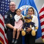 Fotografía cedida por la directora interina de operaciones de campo (DFO SanDiego CA) de la Oficina de Aduanas y Protección Fronteriza (CBP) en San Diego (California), Anne Maricich, donde aparece el oficial J. Lott, un técnico de emergencias médicas, junto a Alexa García, el 14 de octubre de 2022, en el puerto de entrada de San Ysidro, California (Estados Unidos). EFE/ Dfo San Diego Ca / SOLO USO EDITORIAL/ SOLO DISPONIBLE PARA ILUSTRAR LA NOTICIA QUE ACOMPAÑA (CRÉDITO OBLIGATORIO)