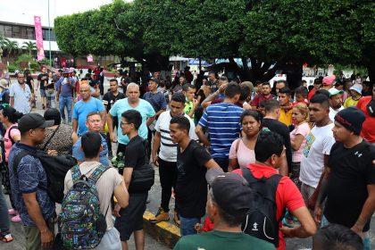 Migrantes permanecen este jueves, en las principales plazas en la Ciudad de Tapachula, estado de Chiapas (México). EFE/Juan Manuel Blanco