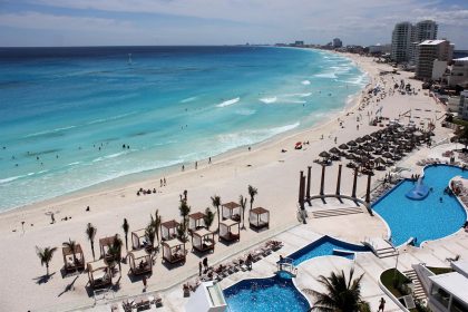 Vista general de una playa en el centro de recreo de Cancún, en el caribe mexicano (México). Imagen de archivo. EFE/Alonso Cupul