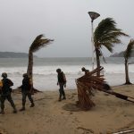 Fotografía de archivo de miembros del Ejército mexicano que recorren las zonas afectadas por un huracán en el puerto de Acapulco (México). EFE/Francisca Meza