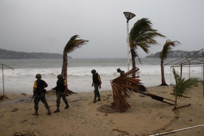 Fotografía de archivo de miembros del Ejército mexicano que recorren las zonas afectadas por un huracán en el puerto de Acapulco (México). EFE/Francisca Meza