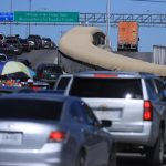 Conductores de camiones transitan por el puente Internacional Cordova de las América, el 29 de octubre de 2022 en la fronteriza Ciudad Juárez, estado de Chihuahua (México). EFE/Luis Torres.