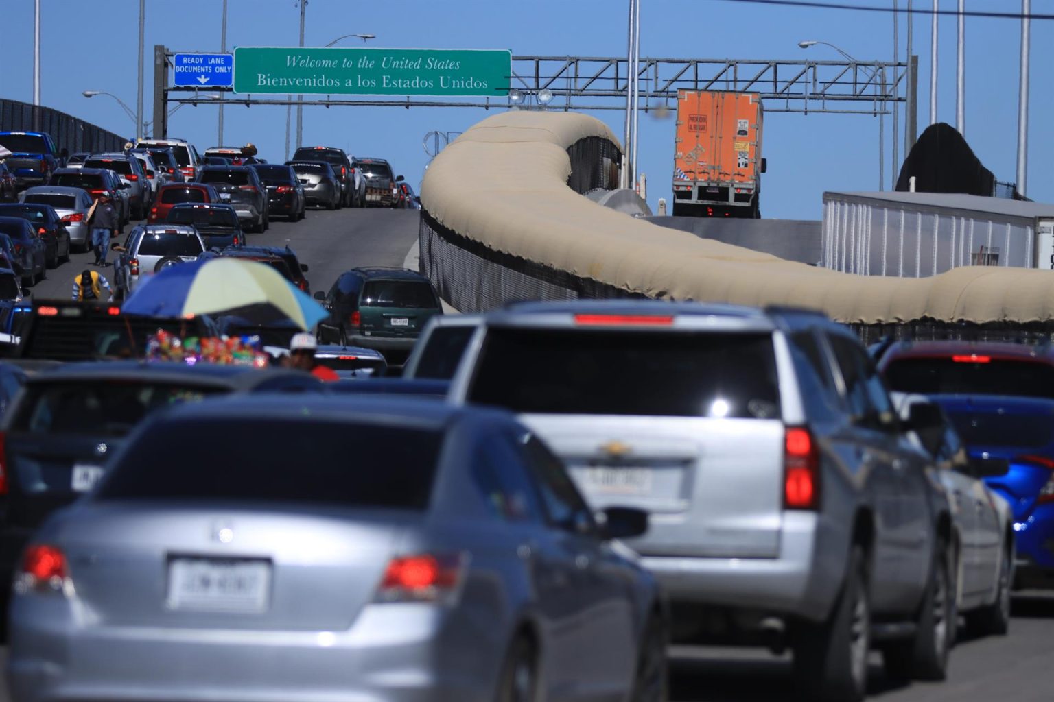 Conductores de camiones transitan por el puente Internacional Cordova de las América, el 29 de octubre de 2022 en la fronteriza Ciudad Juárez, estado de Chihuahua (México). EFE/Luis Torres.