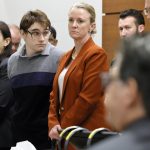 El autor de la matanza de la escuela secundaria Marjory Stoneman Douglas, Nikolas Cruz mira a la sala mientras escucha el veredicto del jurado junto a su equipo de defensa, las abogadas Kate O'Shea (i) y Melissa McNeill (d) en el juzgado del condado de Broward en Fort Lauderdale, Florida (EEUU). EFE/Amy Beth Bennett/ POOL