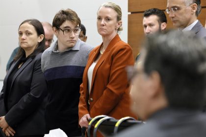 El autor de la matanza de la escuela secundaria Marjory Stoneman Douglas, Nikolas Cruz mira a la sala mientras escucha el veredicto del jurado junto a su equipo de defensa, las abogadas Kate O'Shea (i) y Melissa McNeill (d) en el juzgado del condado de Broward en Fort Lauderdale, Florida (EEUU). EFE/Amy Beth Bennett/ POOL