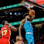 Nick Richards (d), alero de los Hornets de Charlotte, fue registrado este domingo al clavar  un balón en el aro que defienden los Hawks de Atlanta, durante un partido dela NBA, en el estadio Farm Arena, en Atlanta (Georgia, EE.UU.). EFE/Erik S. Lesser