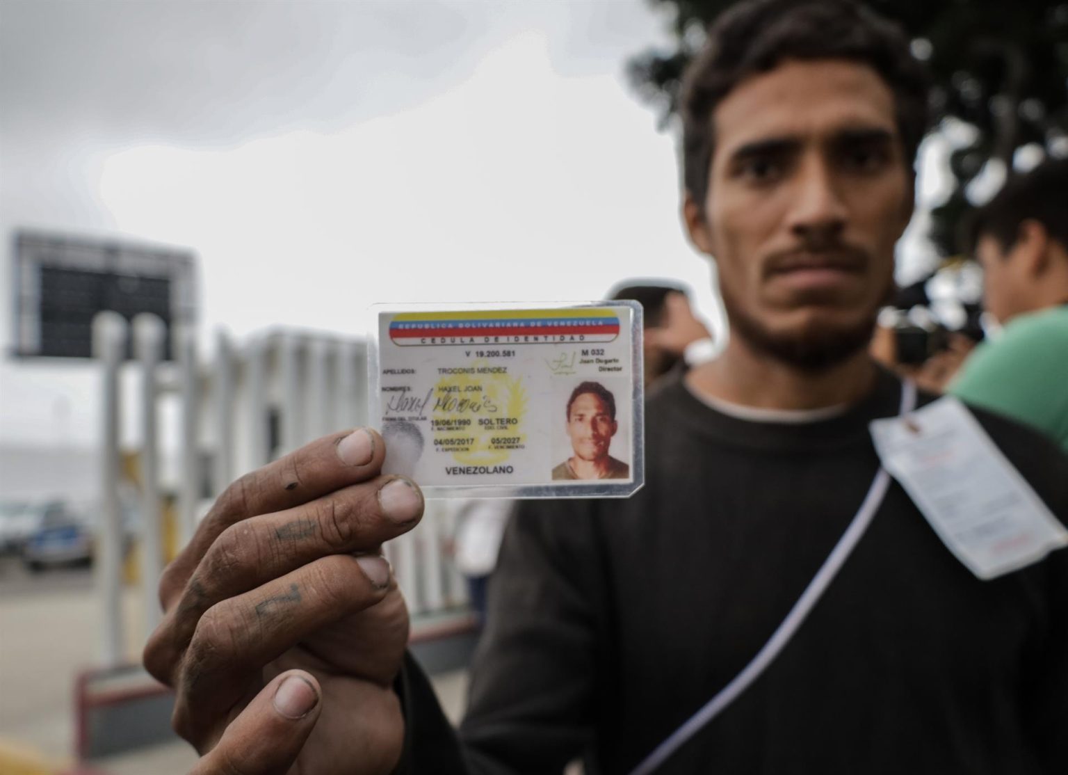 Un migrante Venezolano, muestra su identificación hoy, en la ciudad fronteriza de Tijuana, Baja California (México). EFE/ /Joebeth Terriquez