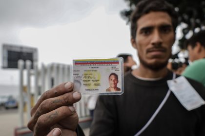 Un migrante Venezolano, muestra su identificación hoy, en la ciudad fronteriza de Tijuana, Baja California (México). EFE/ /Joebeth Terriquez