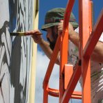 Imagen de archivo que muestra aJuan Ramón Gutiérrez, del colectivo The Stencil Network, pintando un mural en Puerto Rico. EFE/JORGE MUÑIZ