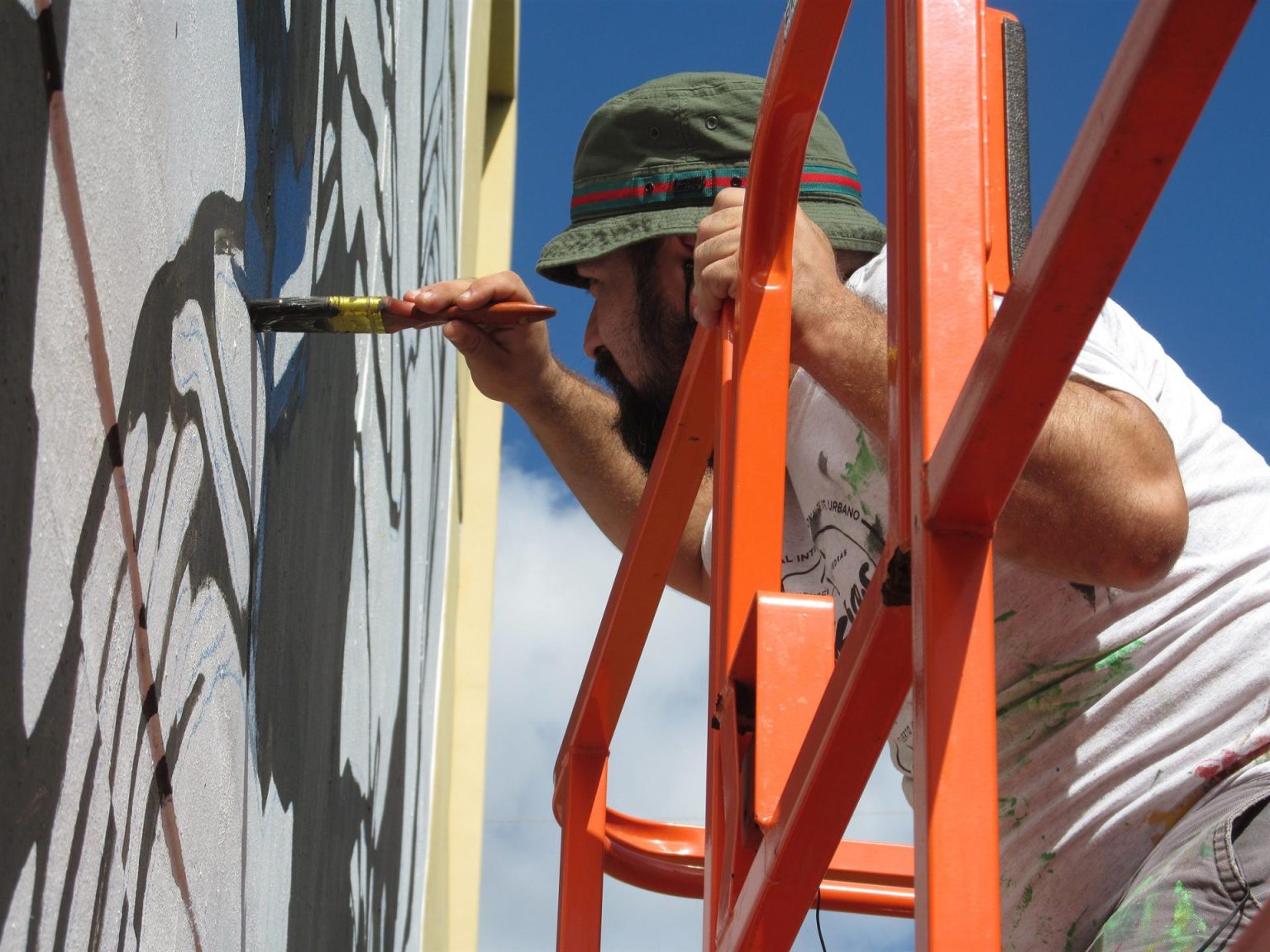 Imagen de archivo que muestra aJuan Ramón Gutiérrez, del colectivo The Stencil Network, pintando un mural en Puerto Rico. EFE/JORGE MUÑIZ