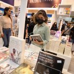 Personas asisten a la edición 30 de la Feria Internacional del Libro (FIL), hoy en Monterrey, Nuevo León (México). EFE/Antonio Ojeda