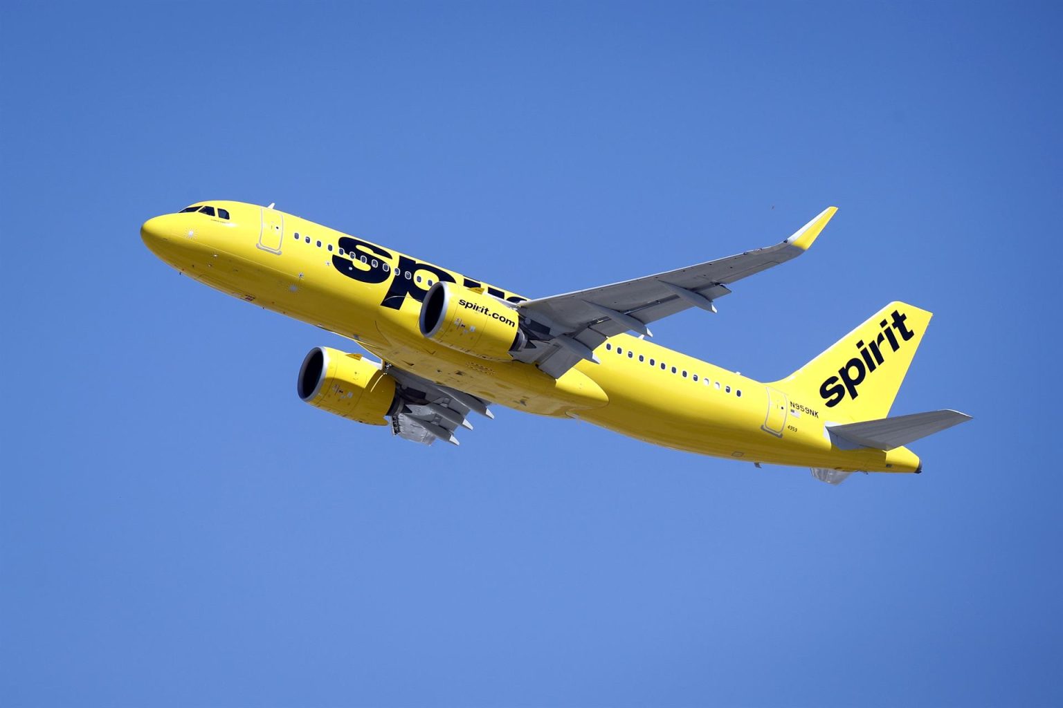 Fotografía de archivo del 27 de septiembre donde se muestra a un Airbus A320 de la aerolínea Spirit mientras despega del Aeropuerto Internacional de Los Ángeles (LAX), en Los Ángeles, California (EE. UU). EFE/Caroline Brehman