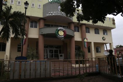 Soldados del Ejercito Mexicano resguardan el Palacio Municipal de San Miguel Totolapan hoy, en el estado de Guerrero (México). EFE/José Luis de la Cruz