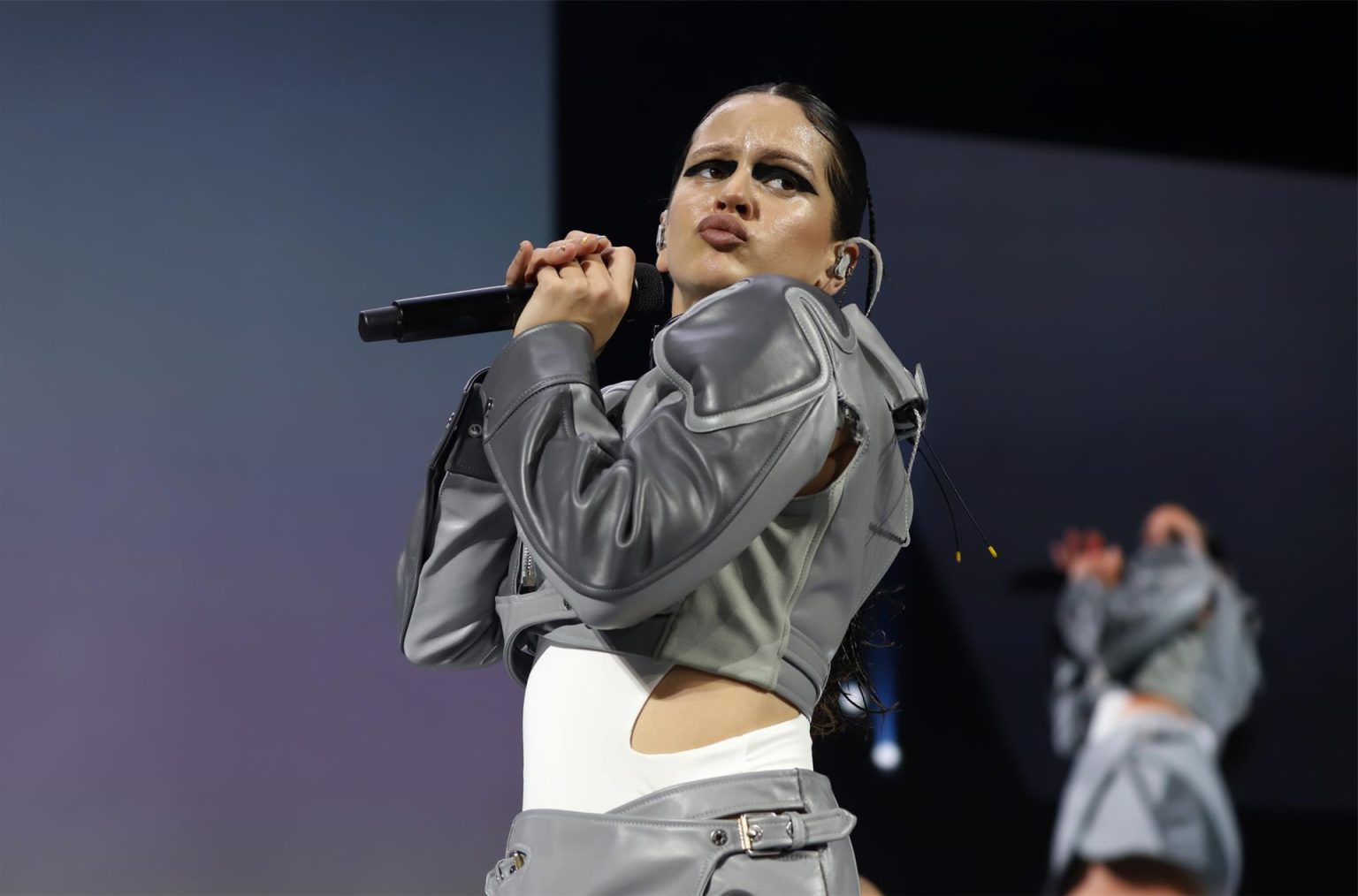 La cantante española Rosalía actúa en el Coliseo de Puerto Rico como parte de la gira Moto Mami, en San Juan (Puerto Rico). Imagen de archivo. EFE/ Thais Llorca