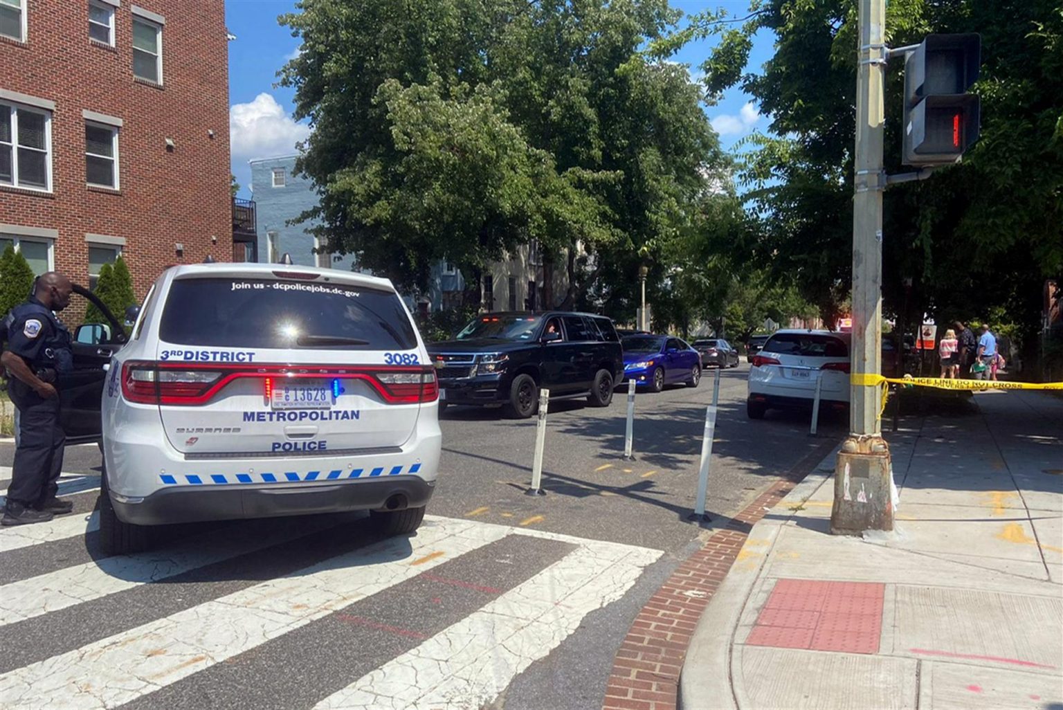 Agentes del Departamento de la Policía Metropolitana vigilan cerca del lugar de un tiroteo en el noroeste de Washington (EE.UU.). Imagen de archivo. EFE/Alejandra Arredondo