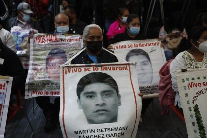 Fotografía de archivo de familiares de estudiantes desaparecidos de Ayotzinapa que asisten a una reunión de los miembros del Grupo Interdisciplinario de Expertos Independientes (GIEI) de la Comisión Interamericana de Derechos Humanos (CIDH), en la Ciudad de México (México). EFE/ Mario Guzmán