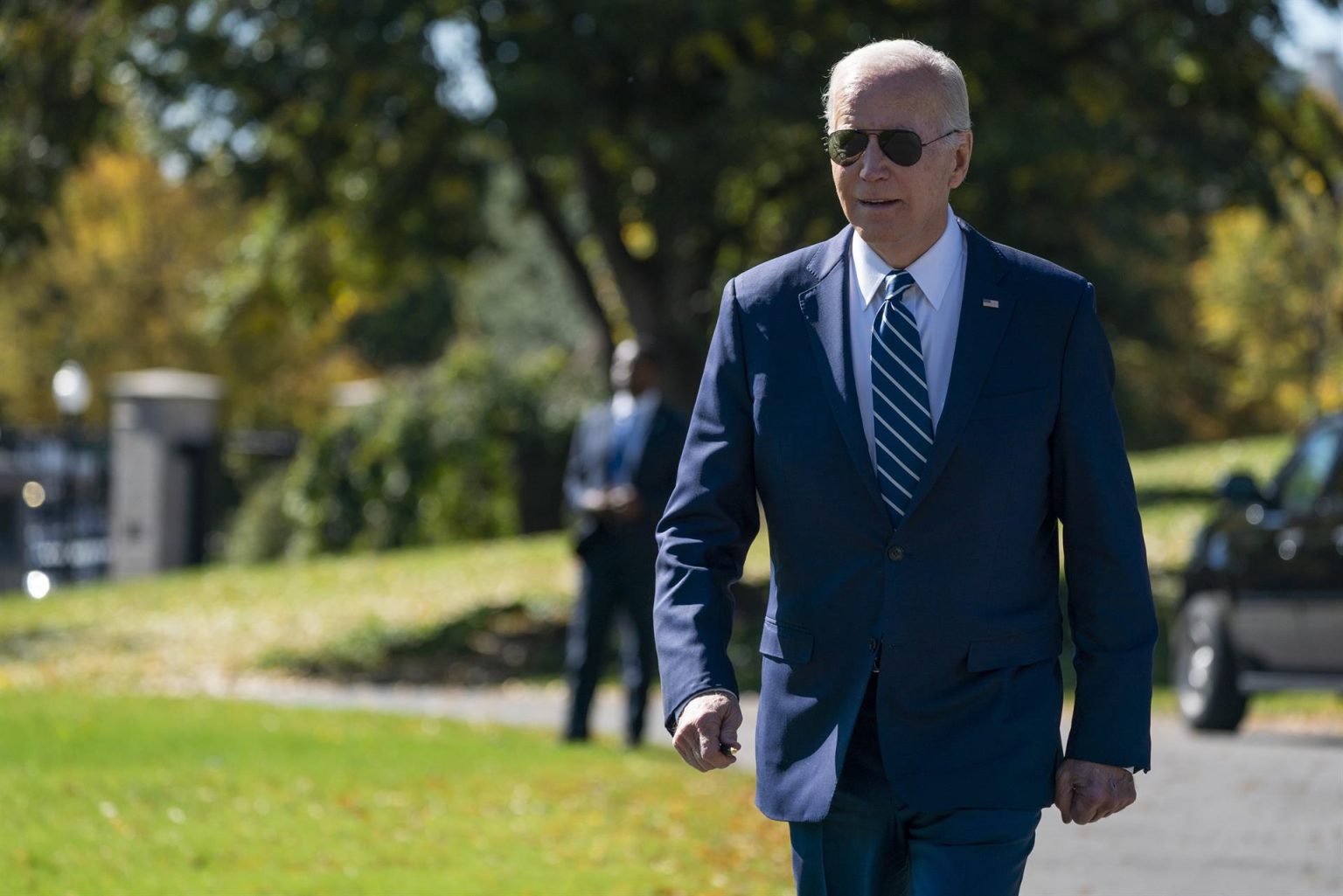 El presidente de Estados Unidos, Joe Biden, camina en los jardines de la Casa Blanca en Washington (Estados Unidos). EFE/EPA/SHAWN THEW