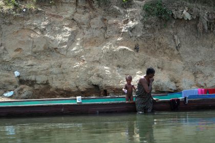 Vista de una mujer y su hijo en el río Tuquesa en la comunidad de Bajo Chiquito, provincia del Darién (Panamá). Imagen de archivo. EFE/ Bienvenido Velasco