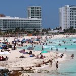 Fotografía de archivo fechada el 10 de agosto de 2022 que muestra a turistas mientras disfrutan de las playas del caribe mexicano en el balneario de Cancún, Quintana Roo (México). EFE/ Alonso Cupul