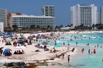 Fotografía de archivo fechada el 10 de agosto de 2022 que muestra a turistas mientras disfrutan de las playas del caribe mexicano en el balneario de Cancún, Quintana Roo (México). EFE/ Alonso Cupul