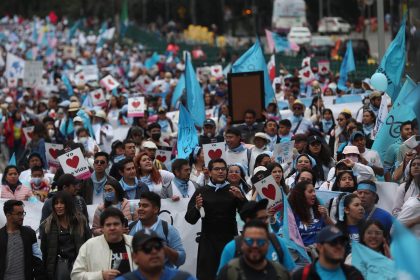 Integrantes de diversas organizaciones sociales se manifiestan hoy, en Ciudad de México (México). EFE/Sáshenka Gutiérrez