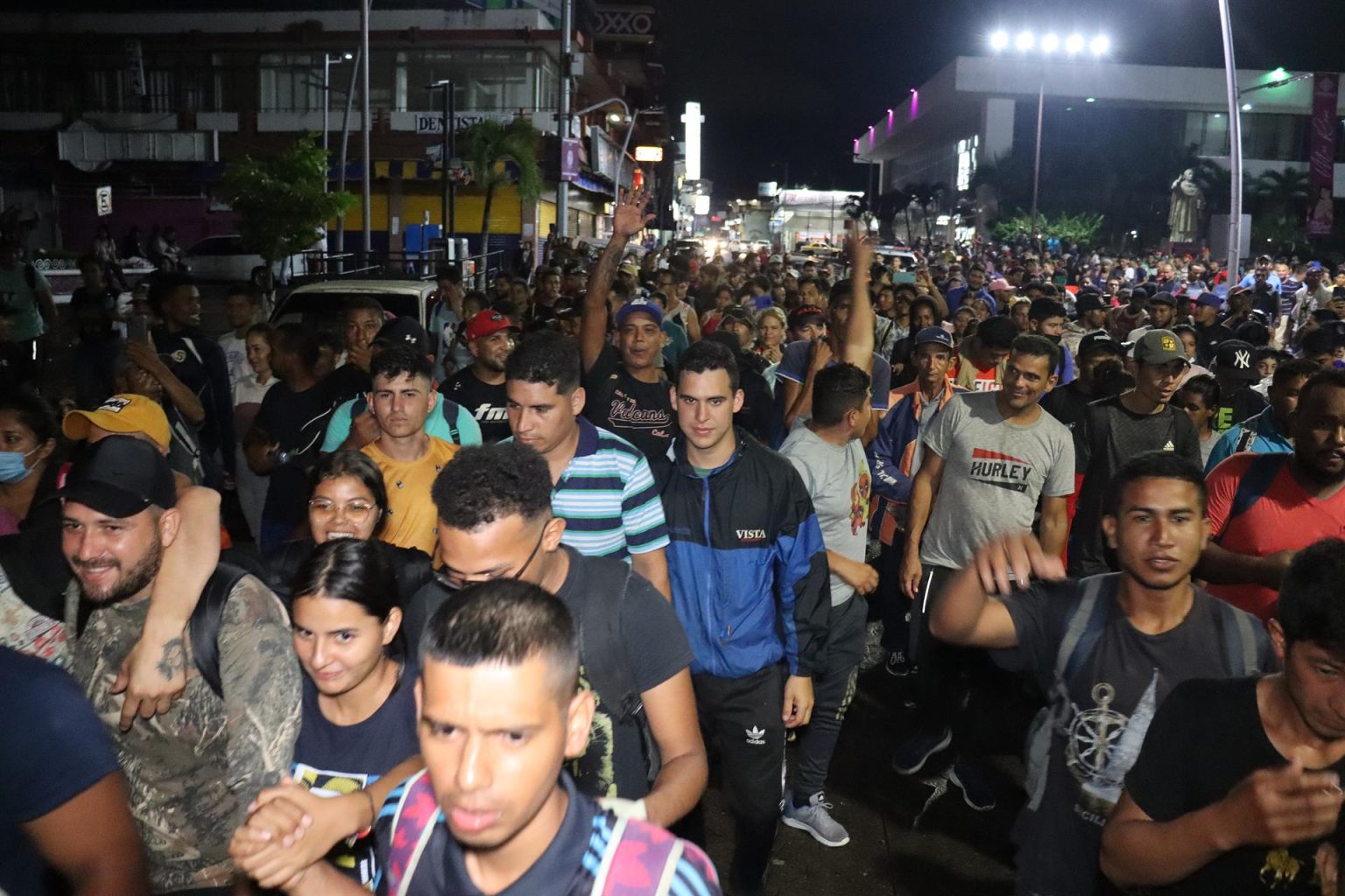 Migrantes protestan la madrugada de este sábado, en la ciudad de Tapachula en el estado de Chiapas (México). EFE/Juan Manuel Blanco