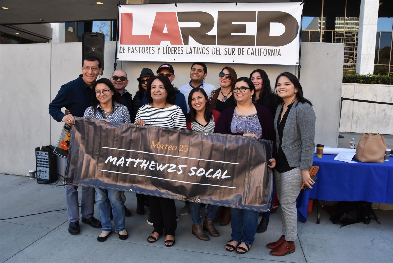 Fotografía de archivo de pastores y líderes Latinos del sur de California se manifiestan con un cartel frente al edificio federal del Servicio de Inmigración y Ciudadanía (USCIS) en los Ángeles, California. EFE/Iván Mejía