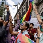 Miembros de la comunidad LGBT, celebran la aprobación del matrimonio igualitario este martes, en el congreso local en la ciudad de Toluca, en el Estado de México (México). EFE/Alex Cruz