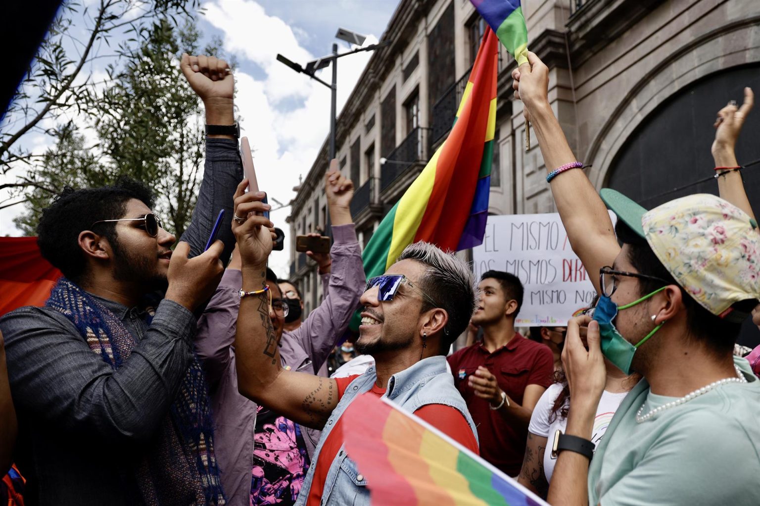 Miembros de la comunidad LGBT, celebran la aprobación del matrimonio igualitario este martes, en el congreso local en la ciudad de Toluca, en el Estado de México (México). EFE/Alex Cruz