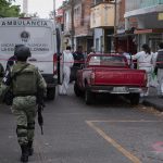 Fotografía de archivo que muestra a agentes de la Guardia Nacional, resguardando la zona de un enfrentamiento en la ciudad de Morelia en el estado de Michoacán (México). EFE/Ivan Villanueva