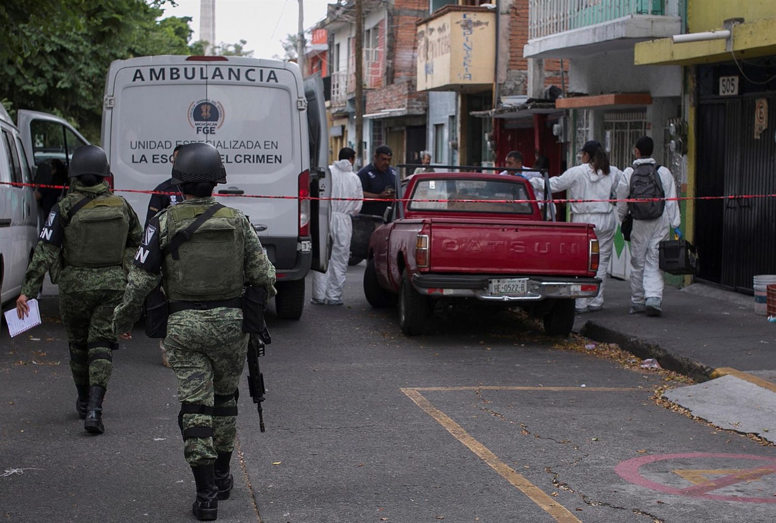 Fotografía de archivo que muestra a agentes de la Guardia Nacional, resguardando la zona de un enfrentamiento en la ciudad de Morelia en el estado de Michoacán (México). EFE/Ivan Villanueva