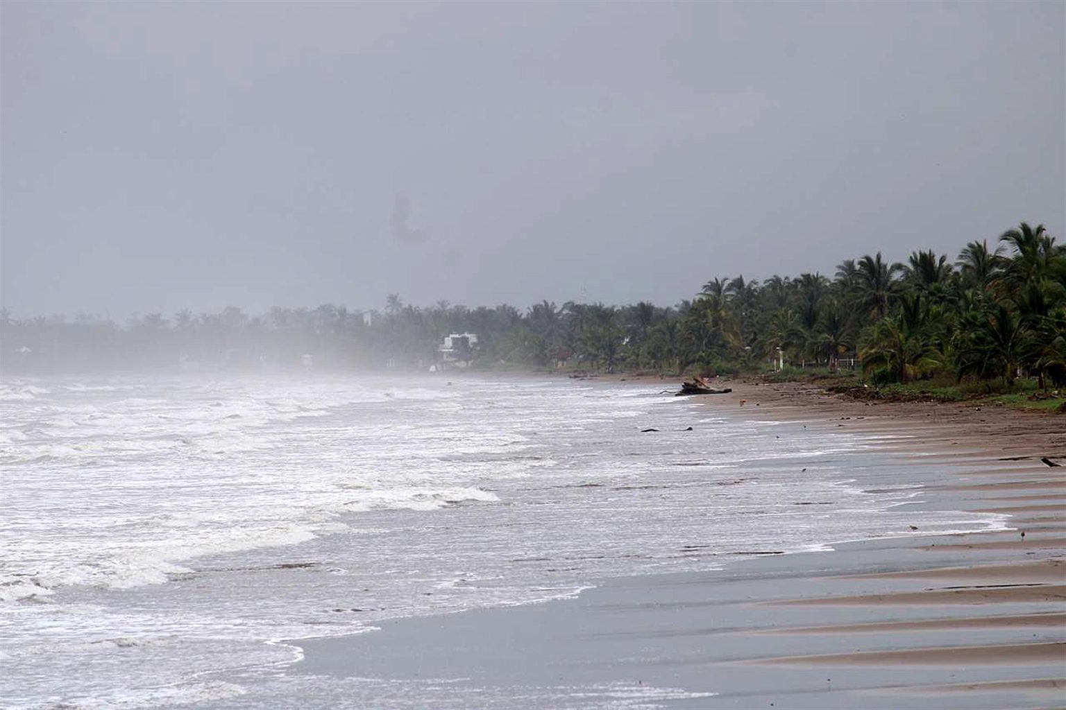 Fotografía del fuerte oleaje tras el paso del ciclón Orlene, el 3 de octubre de 2022, en el muelle de San Blas estado de Nayarit (México). EFE/ Aarón García