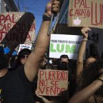 Unas personas sostienen pancartas contra la compañía eléctrica Luma durante una protesta hoy, frente a la sede del gobierno en San Juan (Puerto Rico). EFE/ Thais Llorca