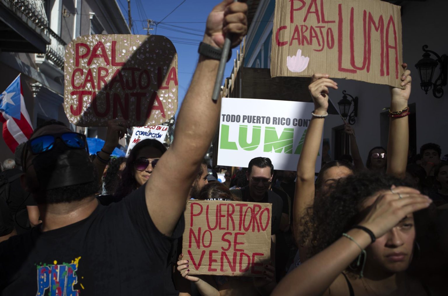 Unas personas sostienen pancartas contra la compañía eléctrica Luma durante una protesta hoy, frente a la sede del gobierno en San Juan (Puerto Rico). EFE/ Thais Llorca