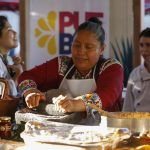 Fotografía de cocineras mexicanas preparando diversos platillos en el marco del séptimo foro mundial de Cocineras, el 29 de octubre de 2022, en la ciudad de Guadalajara, en Jalisco (México). EFE/ Francisco Guasco