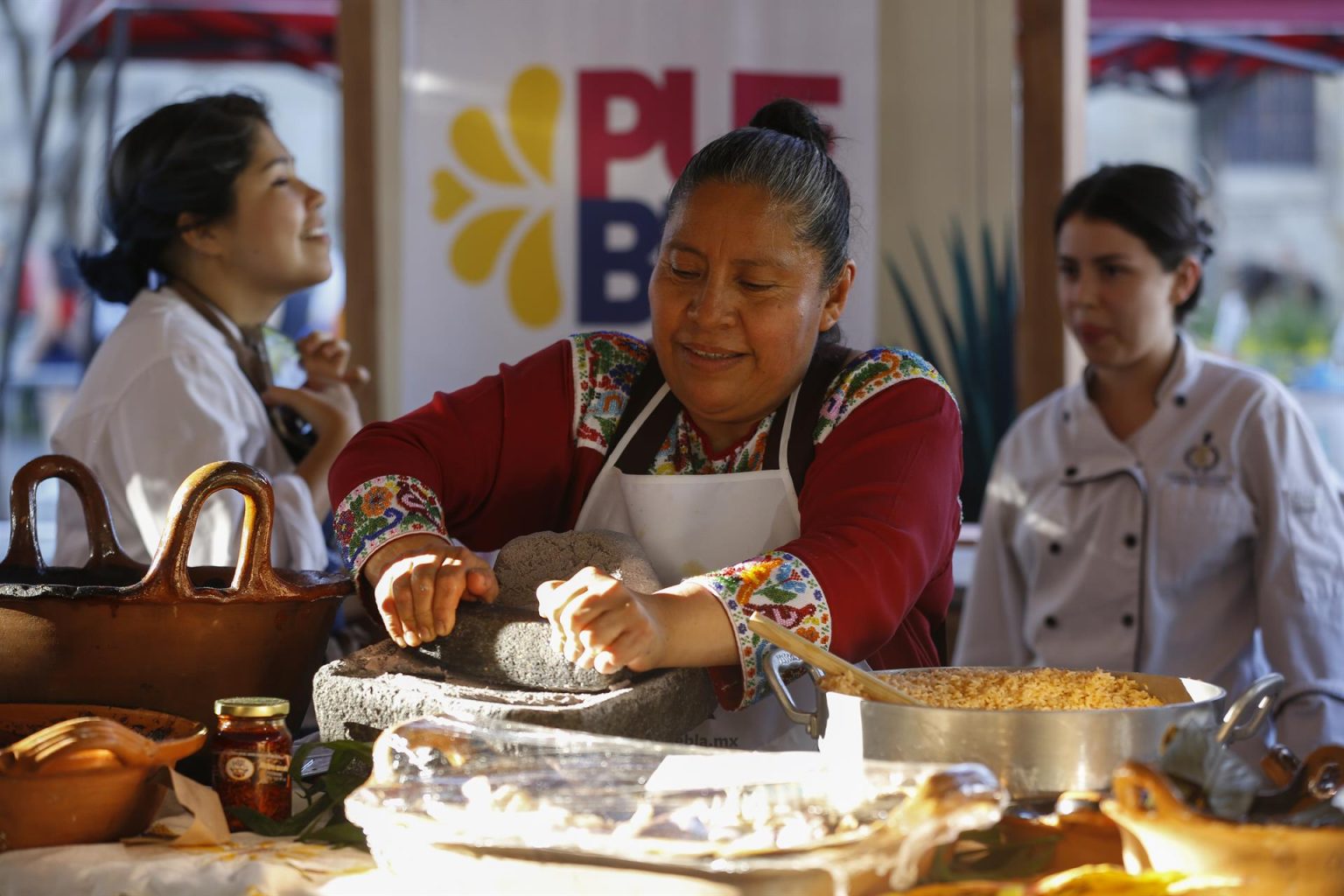 Fotografía de cocineras mexicanas preparando diversos platillos en el marco del séptimo foro mundial de Cocineras, el 29 de octubre de 2022, en la ciudad de Guadalajara, en Jalisco (México). EFE/ Francisco Guasco