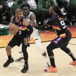 Fotografía de archivo en la que se registró al Chris Paul (i), base estrella de los Suns de Phoenix, quien se convirtió este domingo en el tercer jugador en la historia de la NBA en superar las 11.000 asistencias. EFE/Tannen Maury