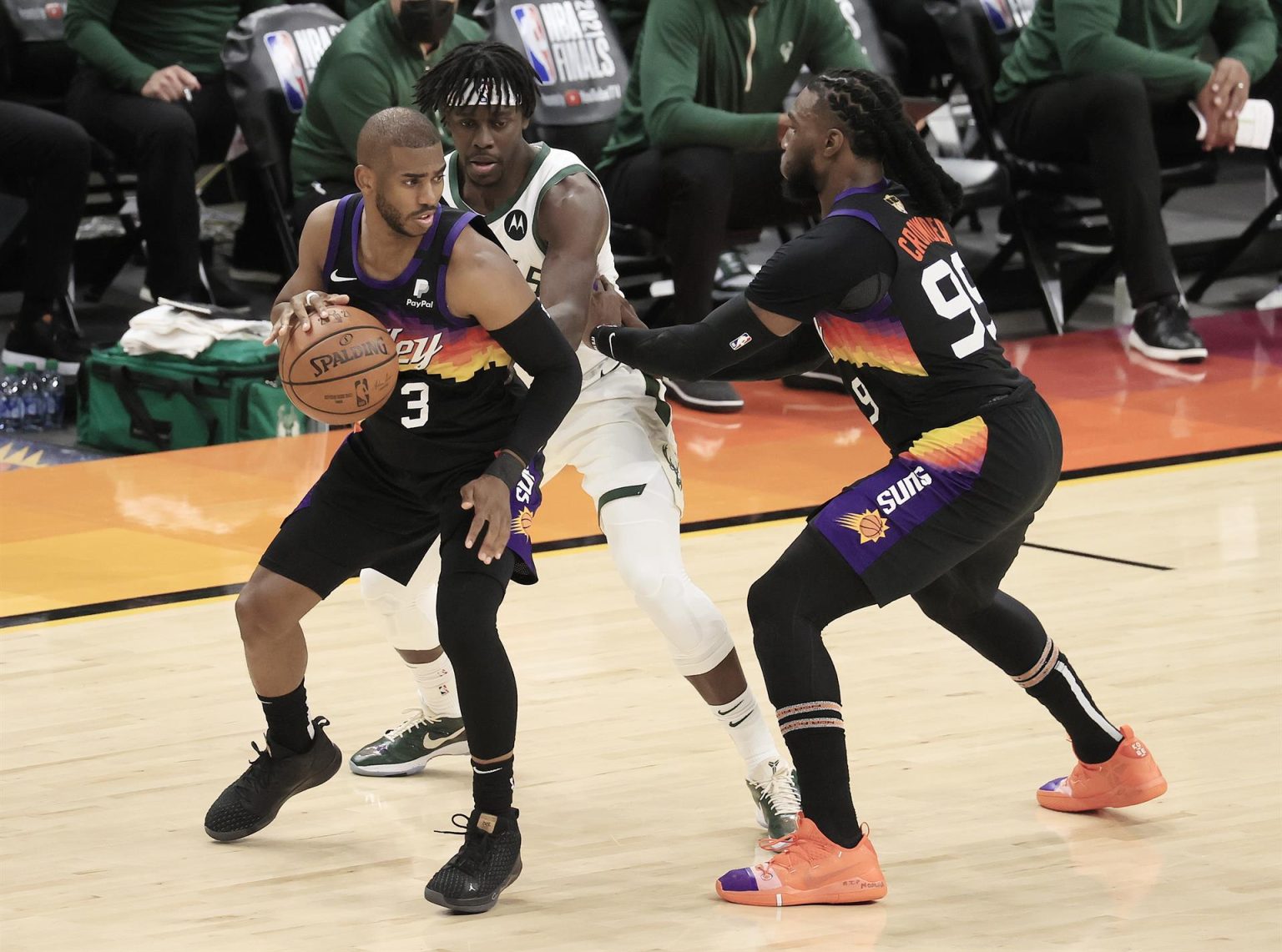 Fotografía de archivo en la que se registró al Chris Paul (i), base estrella de los Suns de Phoenix, quien se convirtió este domingo en el tercer jugador en la historia de la NBA en superar las 11.000 asistencias. EFE/Tannen Maury