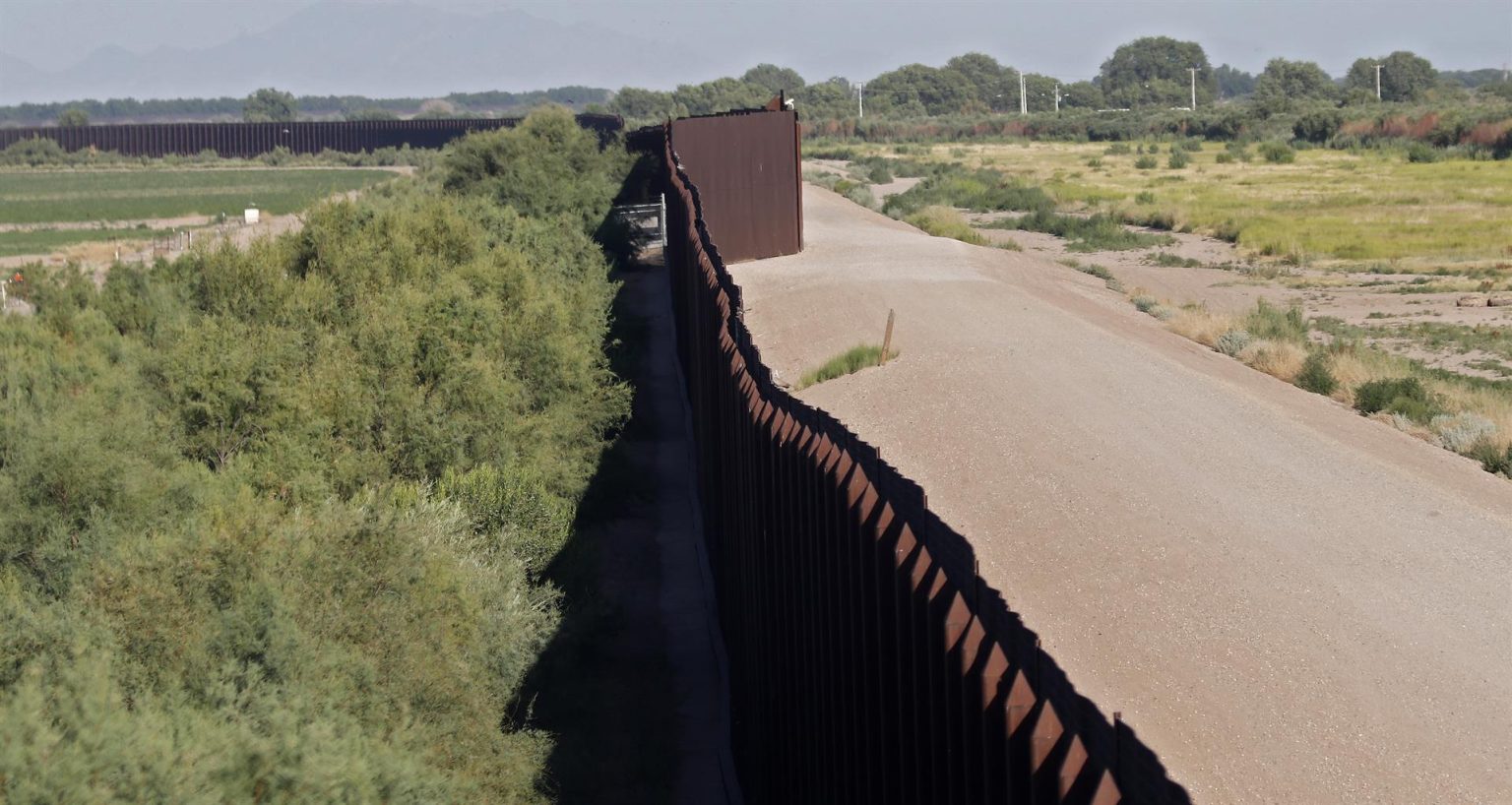 Vista de una valla fronteriza entre Estados Unidos y México en Tornillo, Texas (EE.UU.). Fotografía de archivo. EFE/LARRY W. SMITH