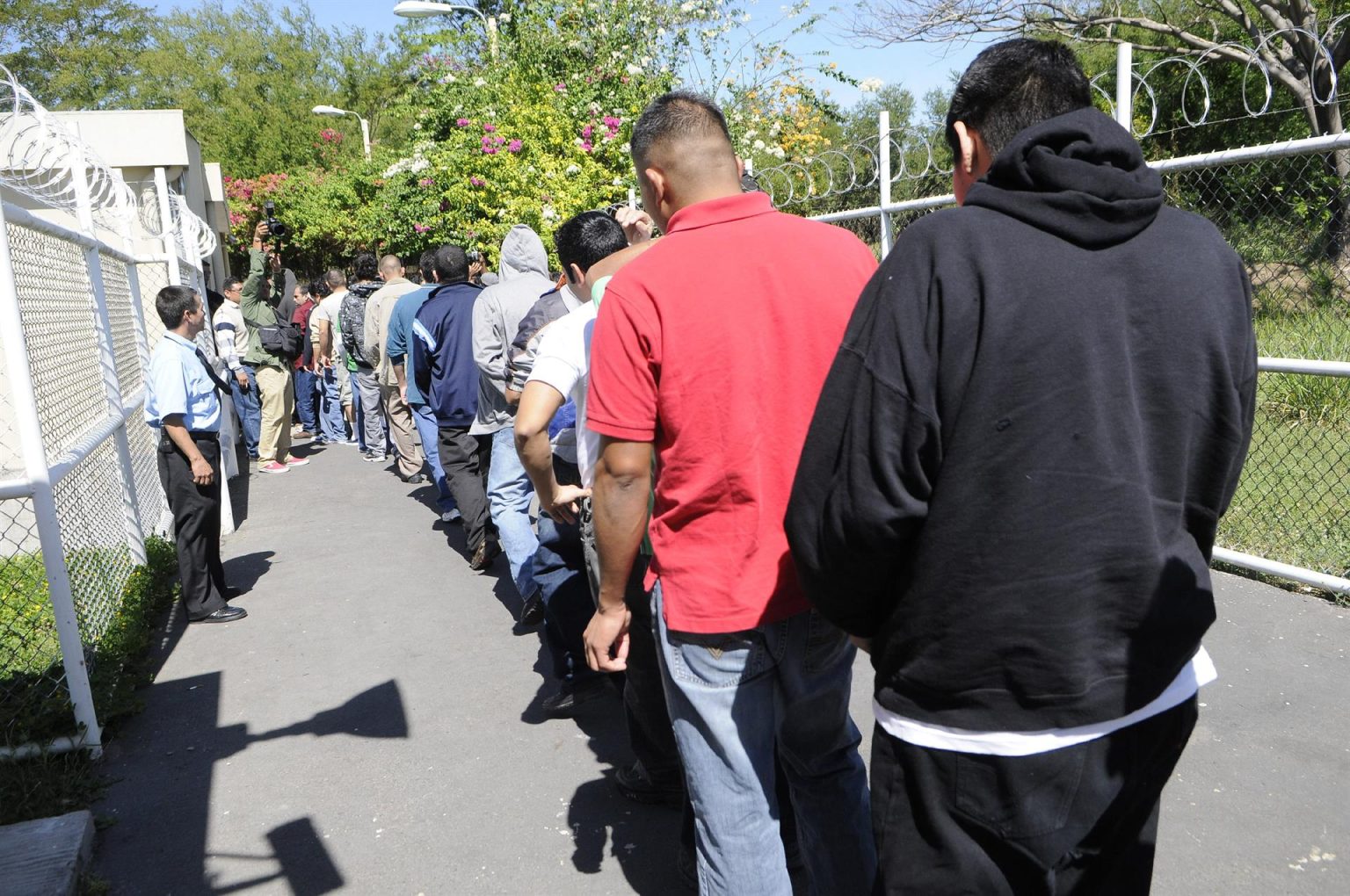 Fotografía de archivo de salvadoreños deportados de Estados Unidos que hacen fila para ser identificados en la Dirección de Migración en el aeropuerto internacional de San Salvador (El Salvador). EFE/Roberto Escobar