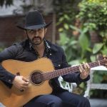 El cantautor mexicano Joss Favela posa durante una entrevista con Efe el 28 de octubre de 2022, en Ciudad de México (México). EFE/Isaac Esquivel