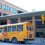 Fotografía de archivo donde se muestra un autobús escolar estacionado frente a la entrada de una escuela pública del Distrito 15 de Brooklyn en Nueva York (EEUU). EFE/Mario Villar