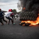 Varias personas queman neumáticos durante unas protestas en Puerto Príncipe (Haití). Imagen de archivo. EFE/ Johnson Sabin