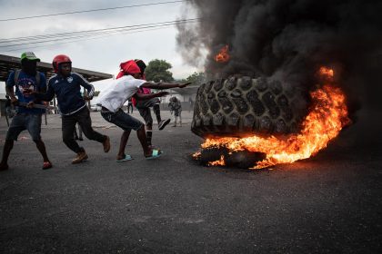 Varias personas queman neumáticos durante unas protestas en Puerto Príncipe (Haití). Imagen de archivo. EFE/ Johnson Sabin