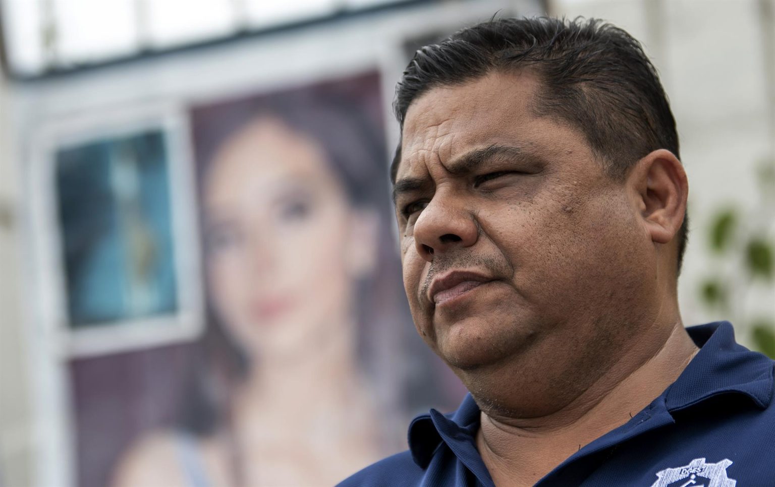 Mario Escobar, padre de la joven Debanhi Escobar, habla en entrevista con EFE, el 7 de octubre de 2022, en el exterior del motel donde fue encontrado sin vida el cuerpo de su hija, en Monterrey, Nuevo León (México). EFE/ Miguel Sierra