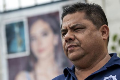 Mario Escobar, padre de la joven Debanhi Escobar, habla en entrevista con EFE, el 7 de octubre de 2022, en el exterior del motel donde fue encontrado sin vida el cuerpo de su hija, en Monterrey, Nuevo León (México). EFE/ Miguel Sierra