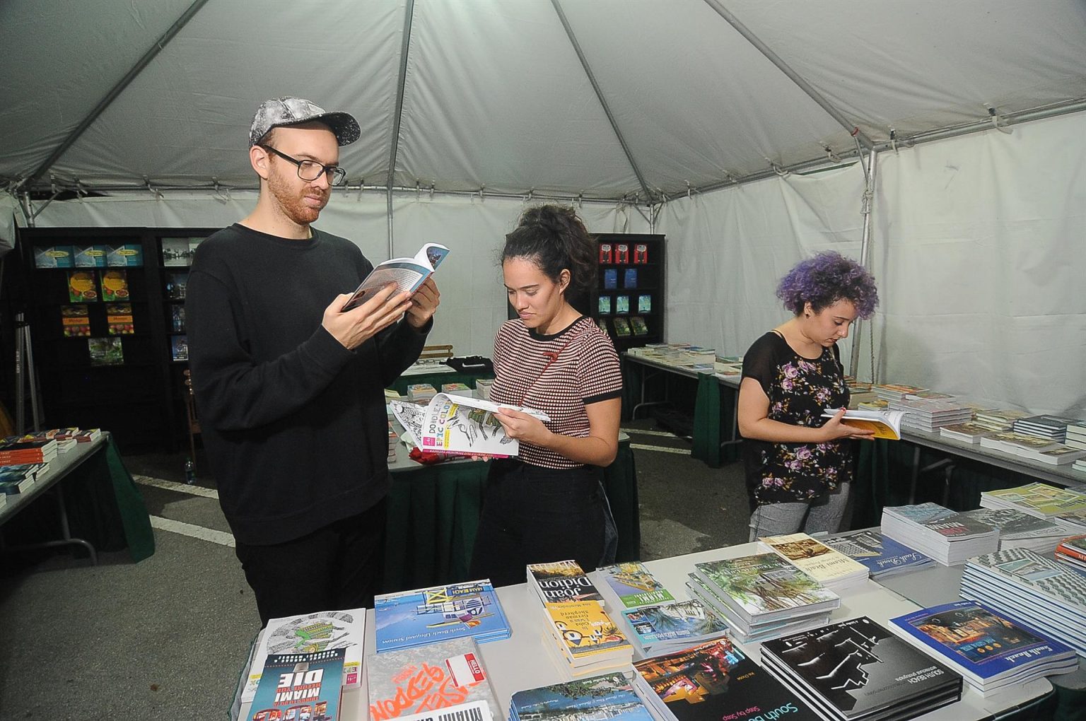 Asistentes observan novelas gráficas durante la Feria Internacional del Libro de Miami. Imagen de archivo. EFE/Gastón de Cárdenas